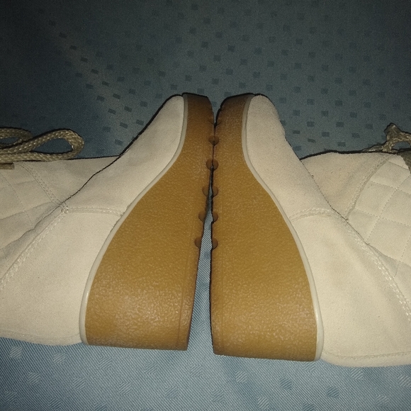 Marc Jacobs cream suede wedge boots. Size 36 - Picture 7 of 12